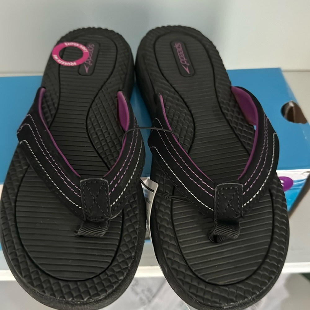 Speedo flip flops black w/purple accents. New in box w/tag sz 6